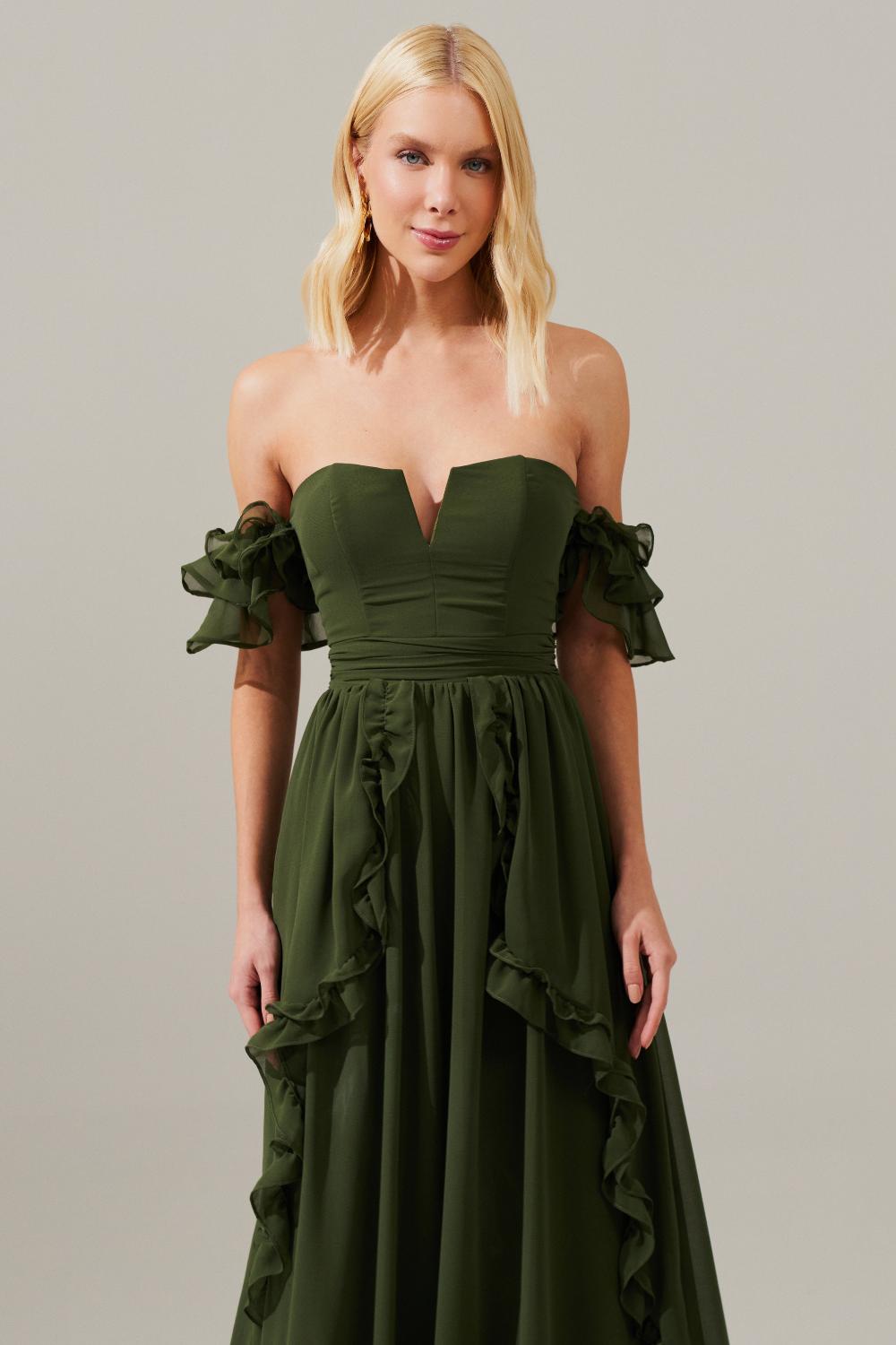 Vestido Longo de Chiffon com Decote em V e Mangas Ombro a Ombro de Babados, Saia Estilo Princesa com Recortes e Babados - Minsk Oliva