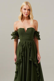 Vestido Longo de Chiffon com Decote em V e Mangas Ombro a Ombro de Babados, Saia Estilo Princesa com Recortes e Babados - Minsk Oliva