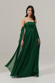 Vestido Longo de Chiffon com Mangas Longas, Decote Reto, Saia Ampla e Cinto Bordado - Gâmbia Bandeira