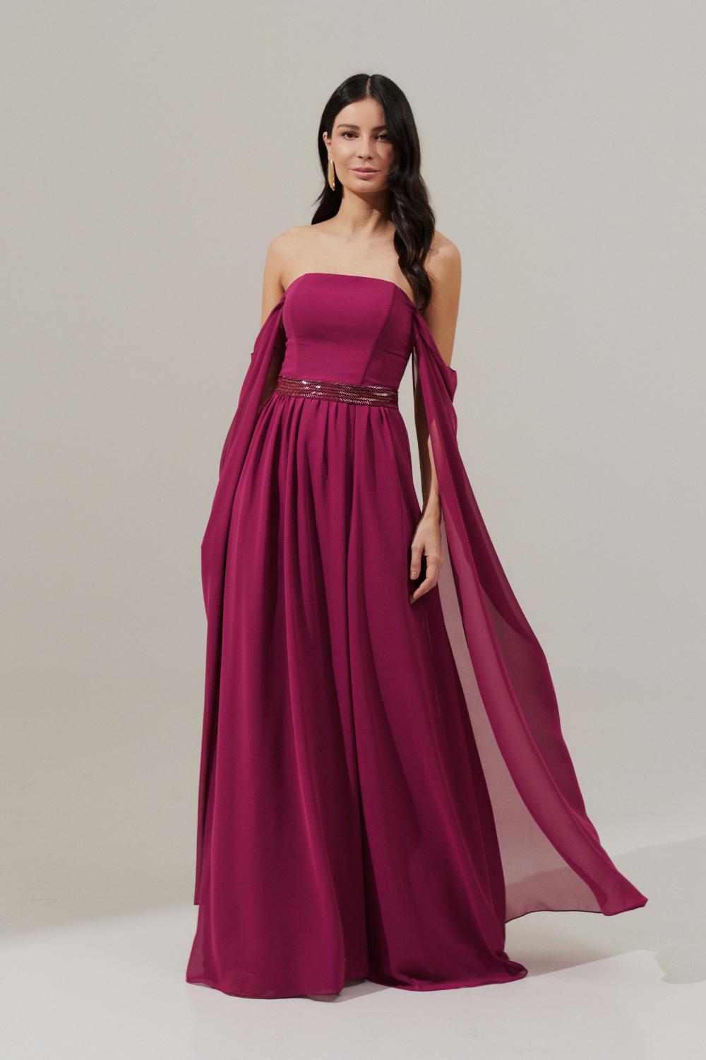 Vestido Longo de Chiffon com Mangas Longas, Decote Reto, Saia Ampla e Cinto Bordado - Gâmbia Fúcsia