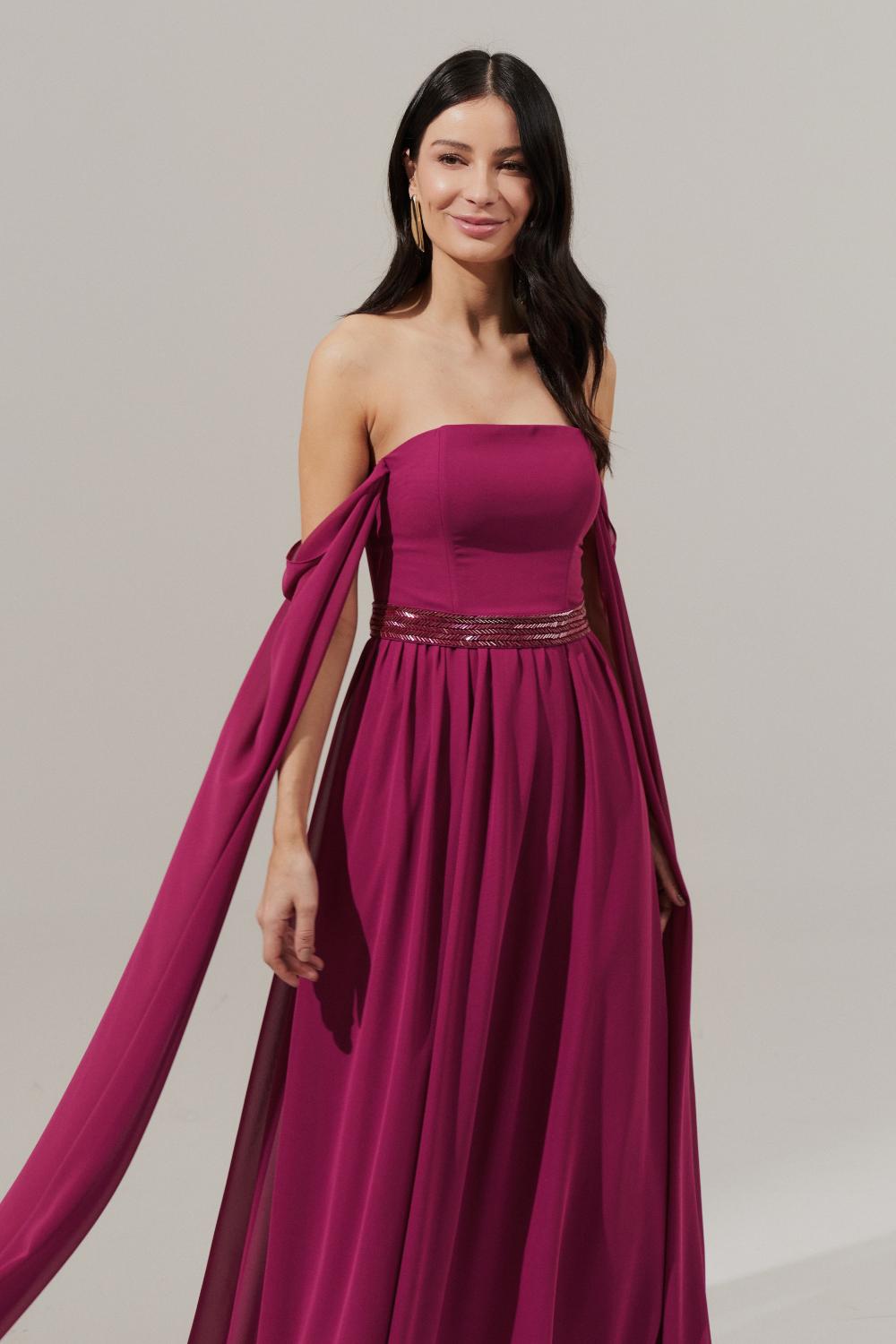 Vestido Longo de Chiffon com Mangas Longas, Decote Reto, Saia Ampla e Cinto Bordado - Gâmbia Fúcsia