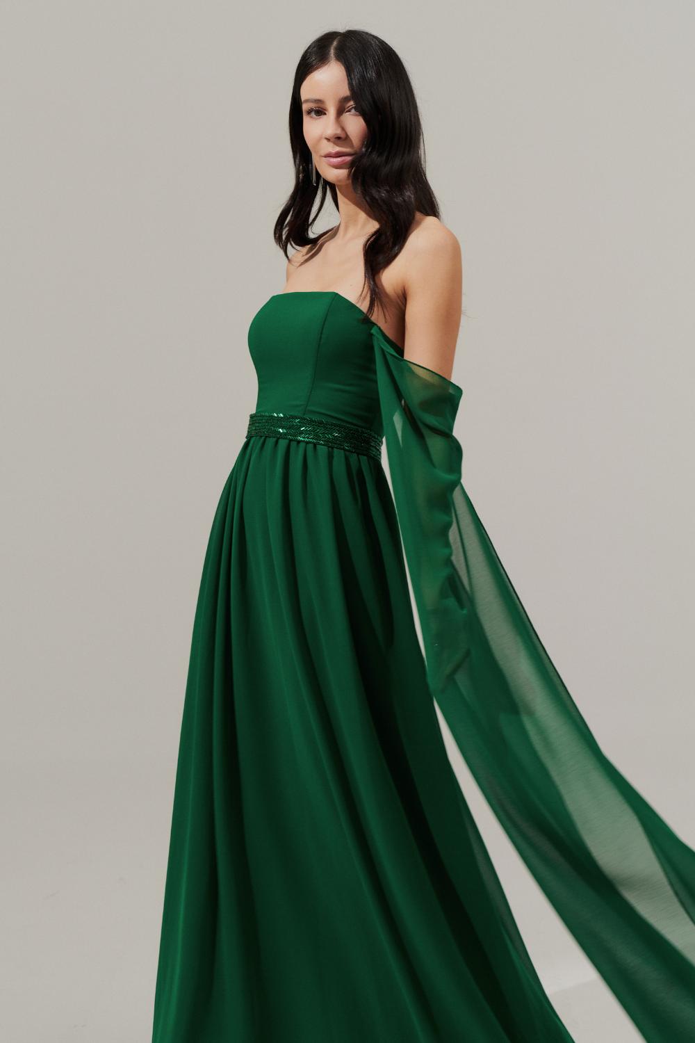 Vestido Longo de Chiffon com Mangas Longas, Decote Reto, Saia Ampla e Cinto Bordado - Gâmbia Bandeira