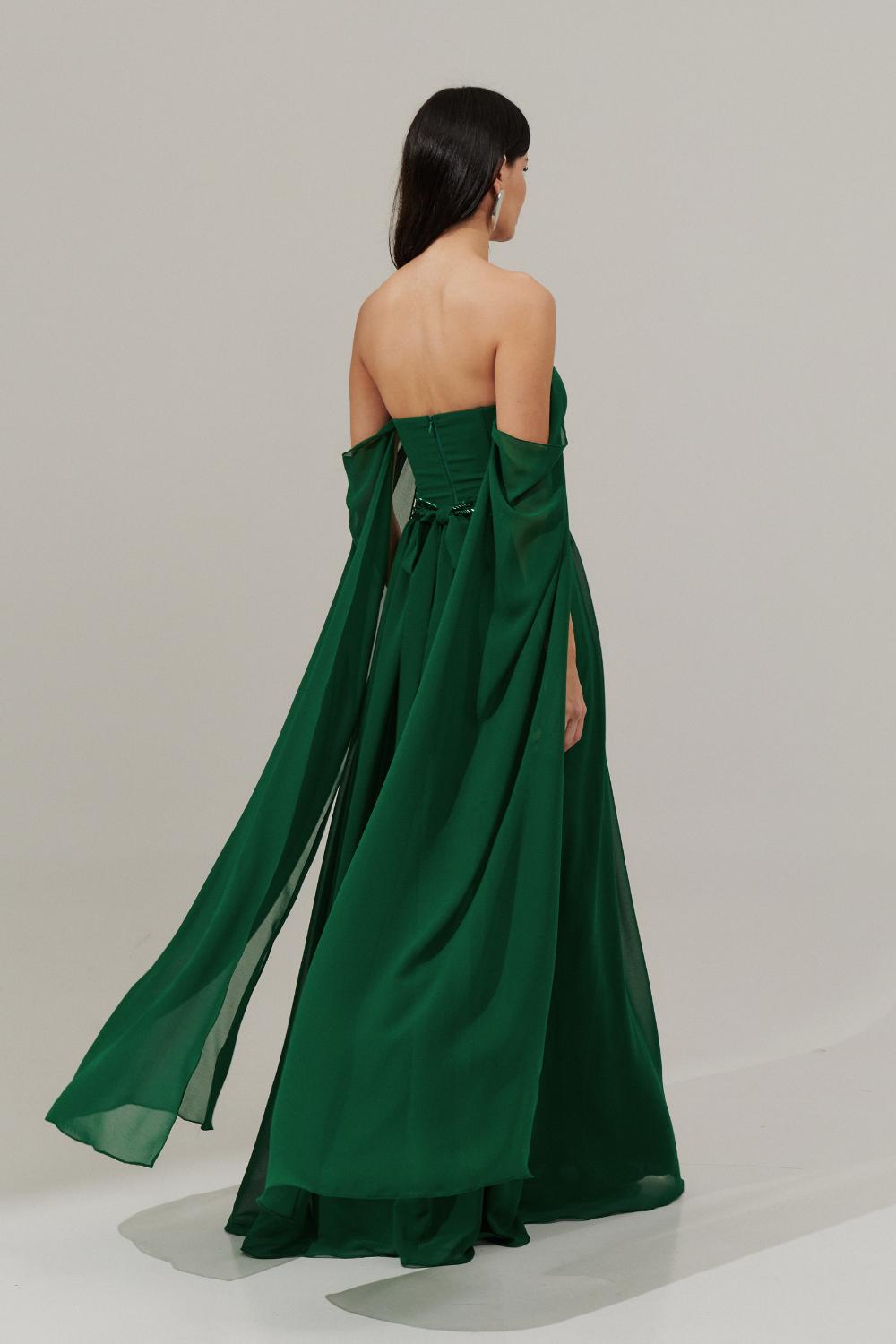 Vestido Longo de Chiffon com Mangas Longas, Decote Reto, Saia Ampla e Cinto Bordado - Gâmbia Bandeira