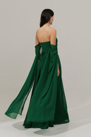 Vestido Longo de Chiffon com Mangas Longas, Decote Reto, Saia Ampla e Cinto Bordado - Gâmbia Bandeira