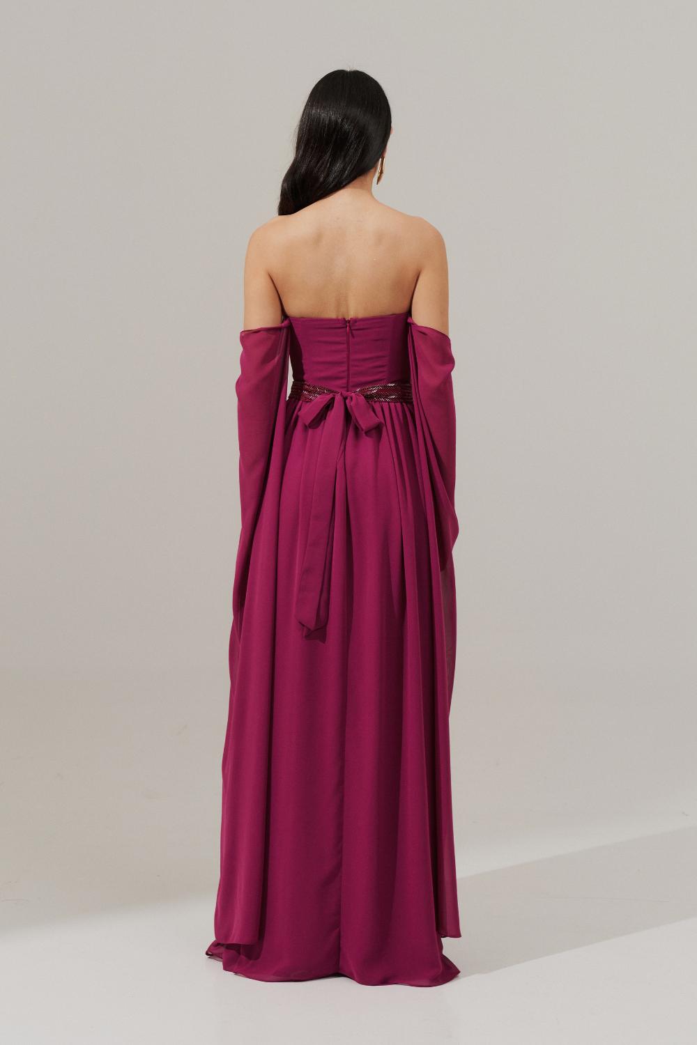 Vestido Longo de Chiffon com Mangas Longas, Decote Reto, Saia Ampla e Cinto Bordado - Gâmbia Fúcsia