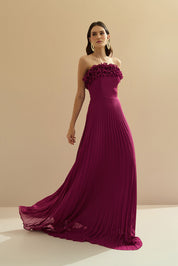 Vestido Longo de Chiffon Sem Alça, com Babados Plissados no Busto, Cintura Marcada e Saia Plissada - Âmbar Fúcsia