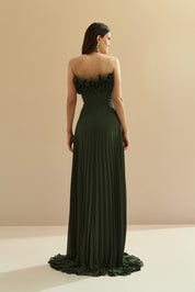 Vestido Longo de Chiffon Sem Alça, com Babados Plissados no Busto, Cintura Marcada e Saia Plissada - Âmbar Verde Oliva
