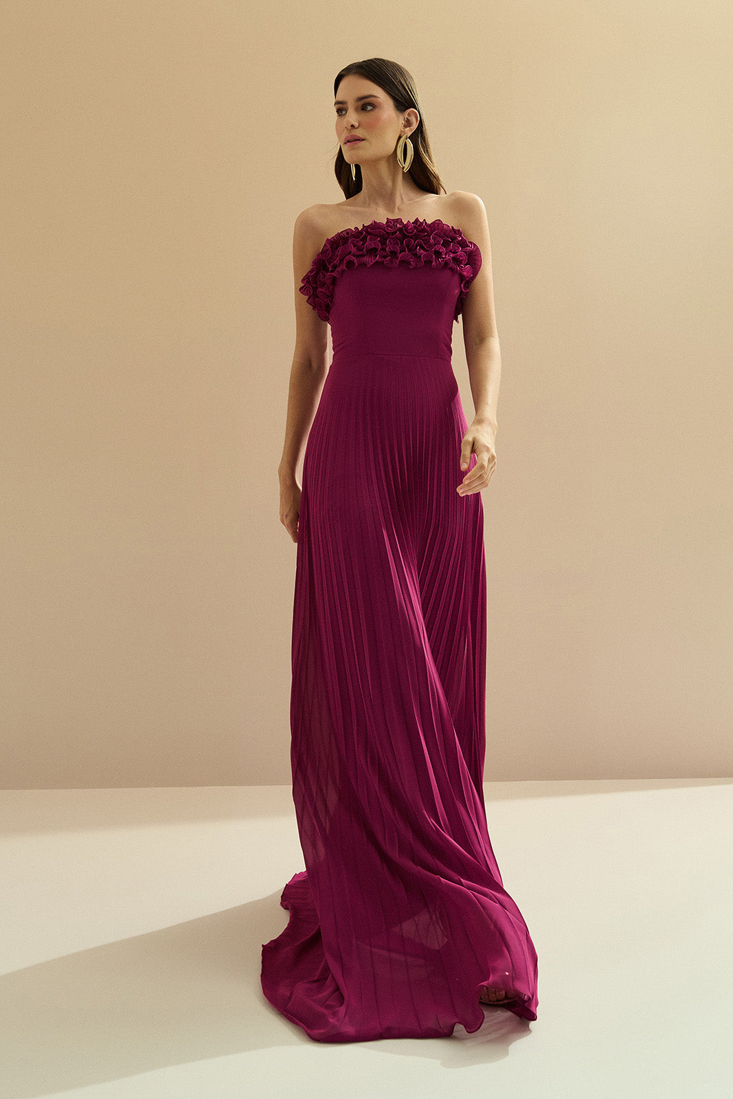 Vestido Longo de Chiffon Sem Alça, com Babados Plissados no Busto, Cintura Marcada e Saia Plissada - Âmbar Fúcsia