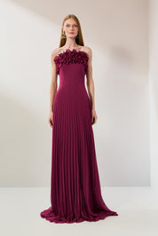 Vestido Longo de Chiffon Sem Alça, com Babados Plissados no Busto, Cintura Marcada e Saia Plissada - Âmbar Fúcsia