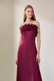 Vestido Longo de Chiffon Sem Alça, com Babados Plissados no Busto, Cintura Marcada e Saia Plissada - Âmbar Fúcsia