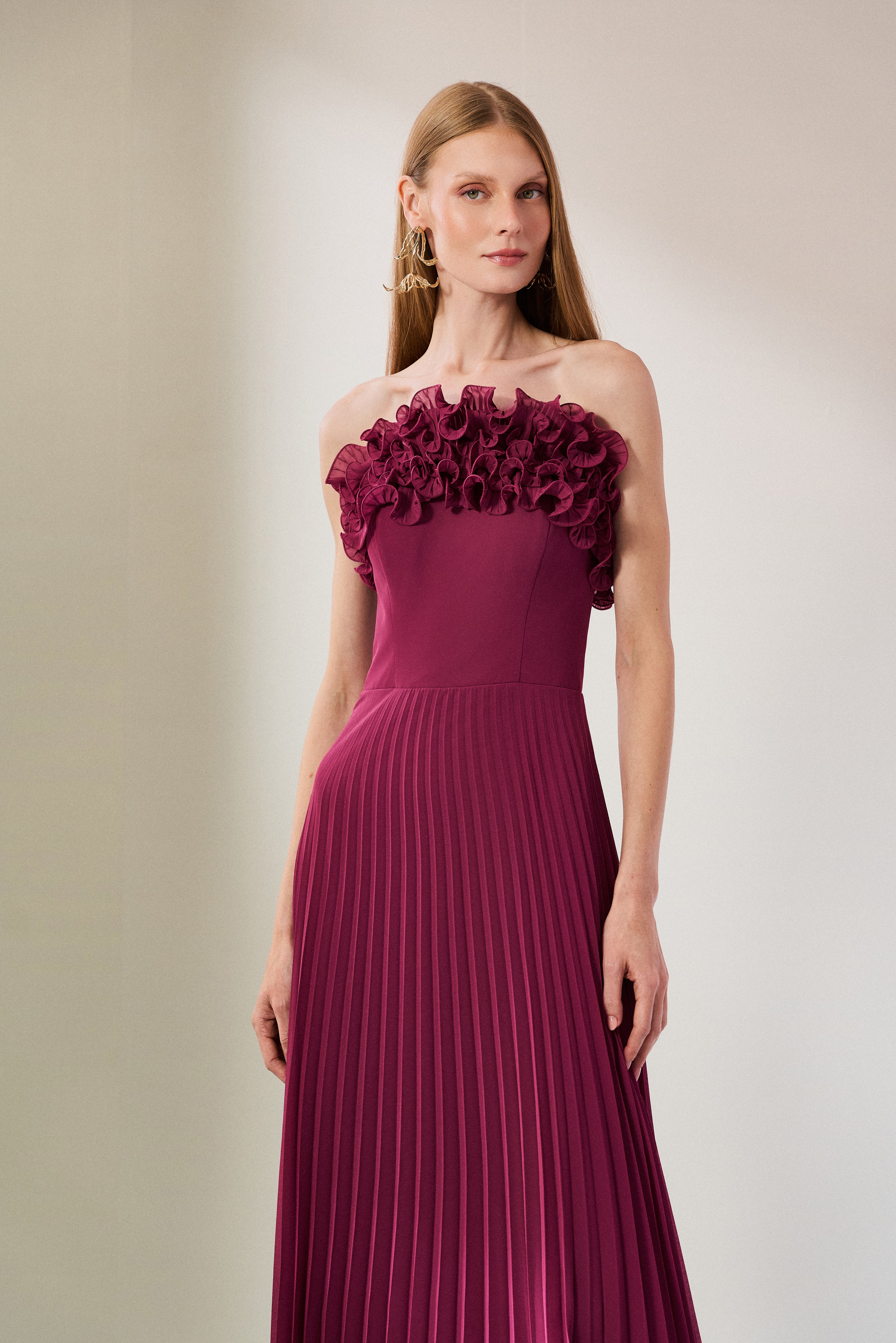 vestido_longo_de_chiffon_sem_ala_com_babados_plissados_ambar_fucsia2.jpg