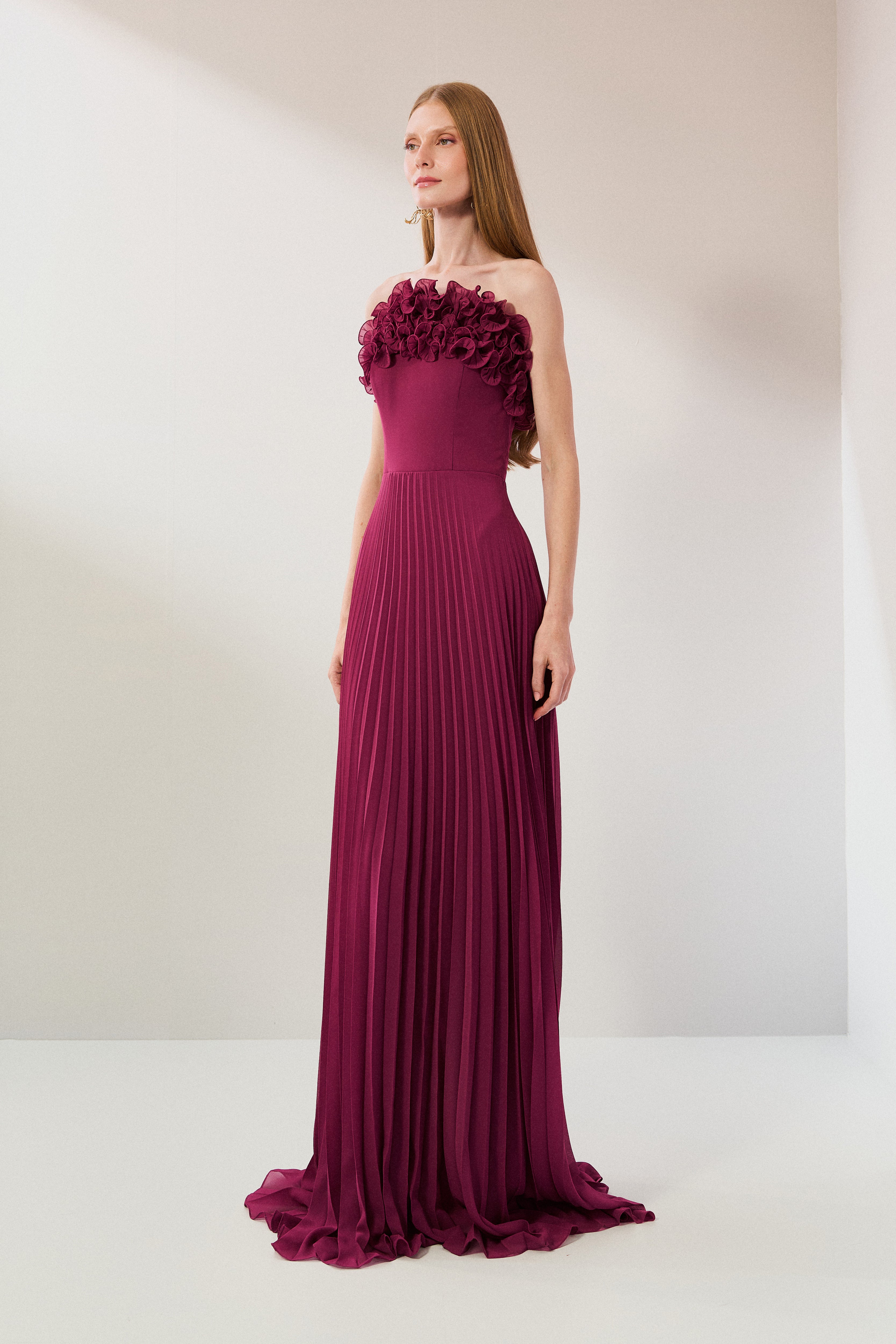 Vestido Longo de Chiffon Sem Alça, com Babados Plissados no Busto, Cintura Marcada e Saia Plissada - Âmbar Fúcsia