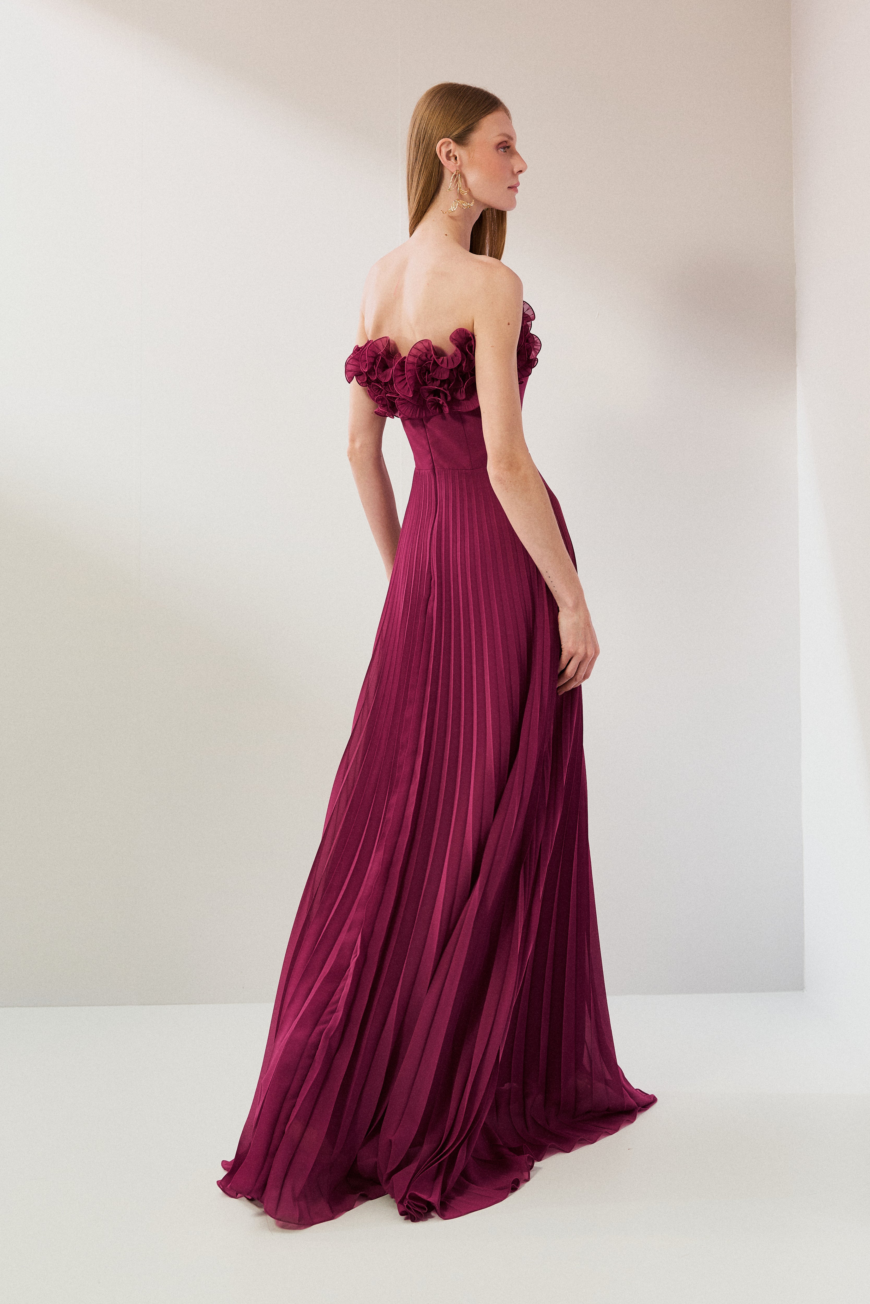 Vestido Longo de Chiffon Sem Alça, com Babados Plissados no Busto, Cintura Marcada e Saia Plissada - Âmbar Fúcsia