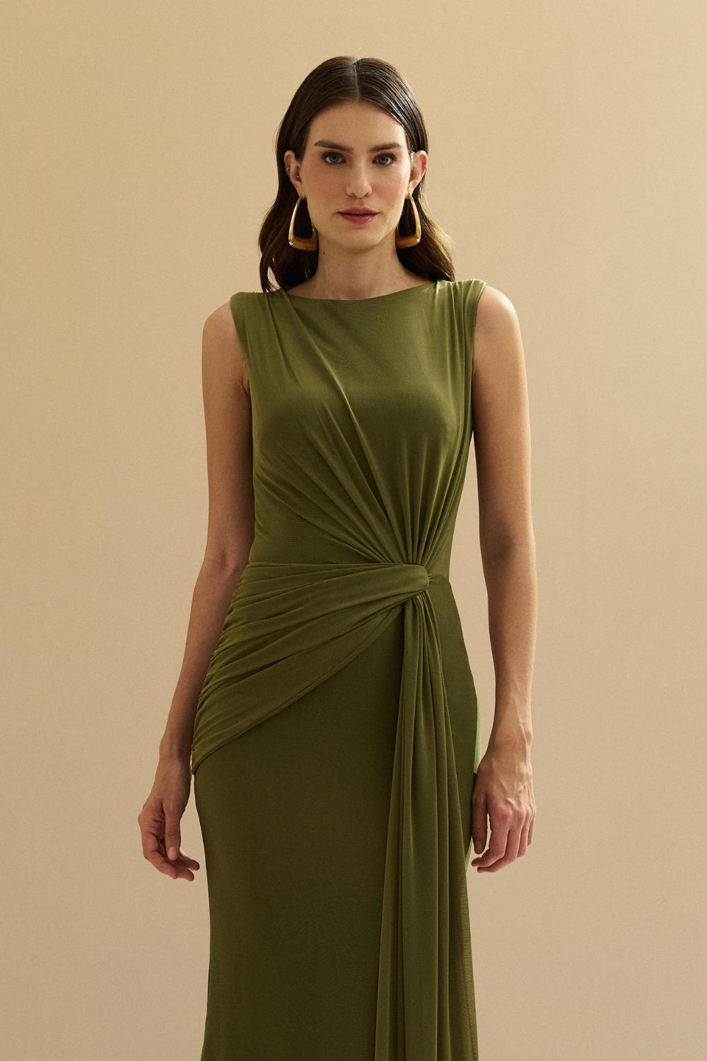 Vestido Longo de Tule com Decote Alto e Canoa, Shape Sereia e Detalhe Franzido com Cauda Frontal - Nalu Oliva