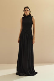 Vestido Longo de Tule com Gola Alta, Detalhe Franzido no Quadril e Decote Gota nas Costas - Iris Preto