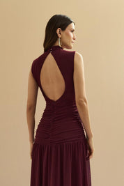 Vestido Longo de Tule com Gola Alta, Detalhe Franzido no Quadril e Decote Gota nas Costas - Iris Marsala