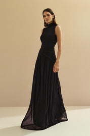 Vestido Longo de Tule com Gola Alta, Detalhe Franzido no Quadril e Decote Gota nas Costas - Iris Preto