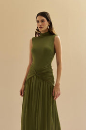 Vestido Longo de Tule com Gola Alta, Detalhe Franzido no Quadril e Decote Gota nas Costas - Iris Verde Oliva
