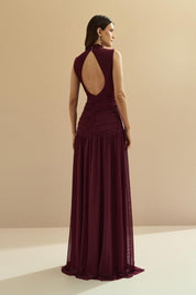 Vestido Longo de Tule com Gola Alta, Detalhe Franzido no Quadril e Decote Gota nas Costas - Iris Marsala