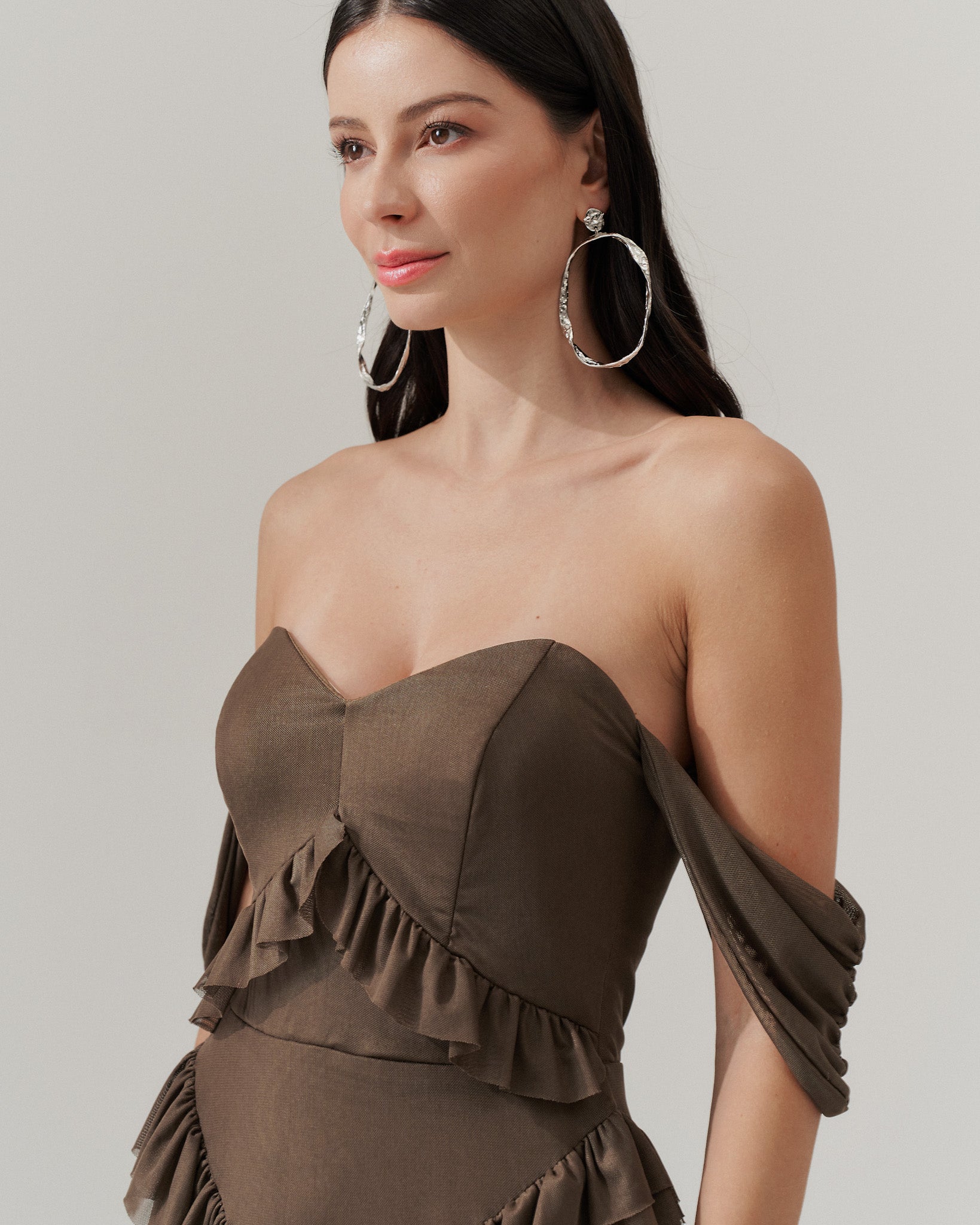 Vestido Longo Decote Coração com Recortes de Babado - Mendoza Mocha | Marrom