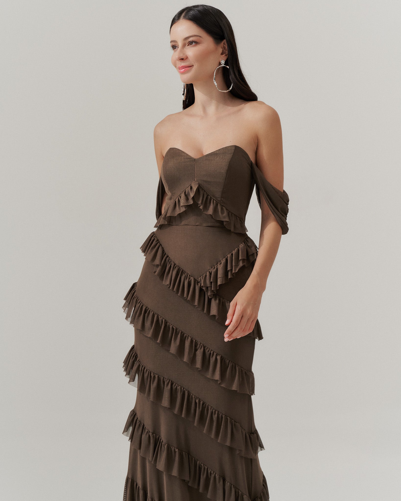 Vestido Longo Decote Coração com Recortes de Babado - Mendoza Mocha | Marrom