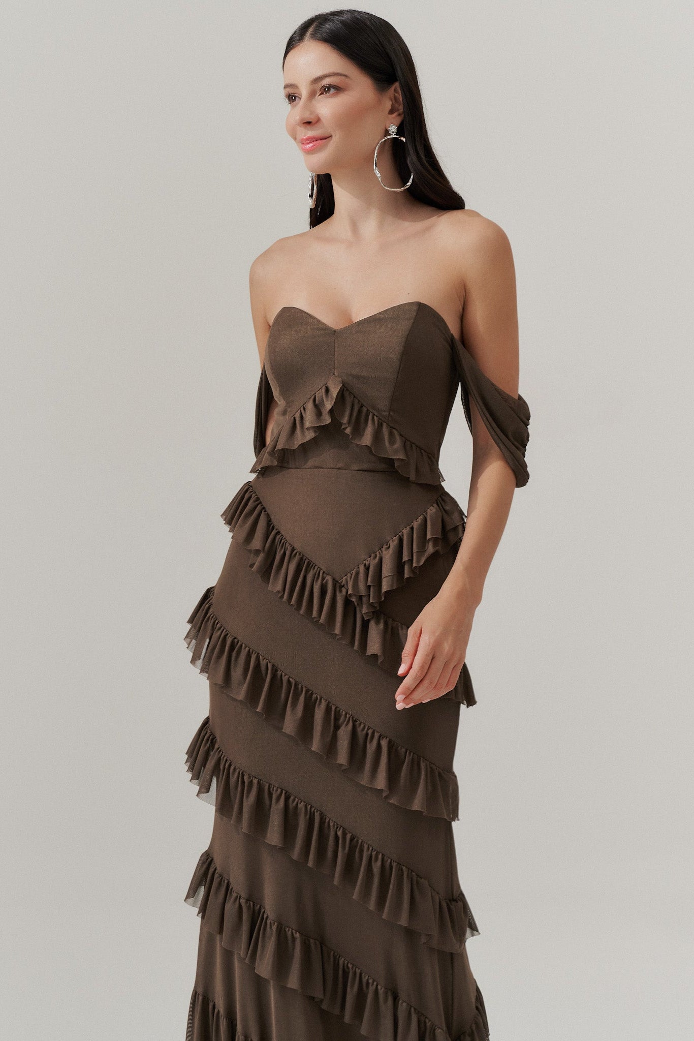 vestido_longo_decote_coracao_com_recortes_de_babado_mendonza_mocha2.jpg