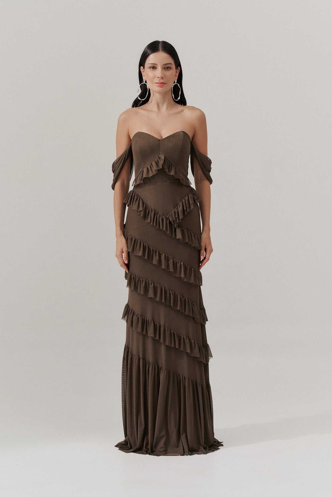 vestido_longo_decote_coracao_com_recortes_de_babado_mendonza_mocha3.jpg