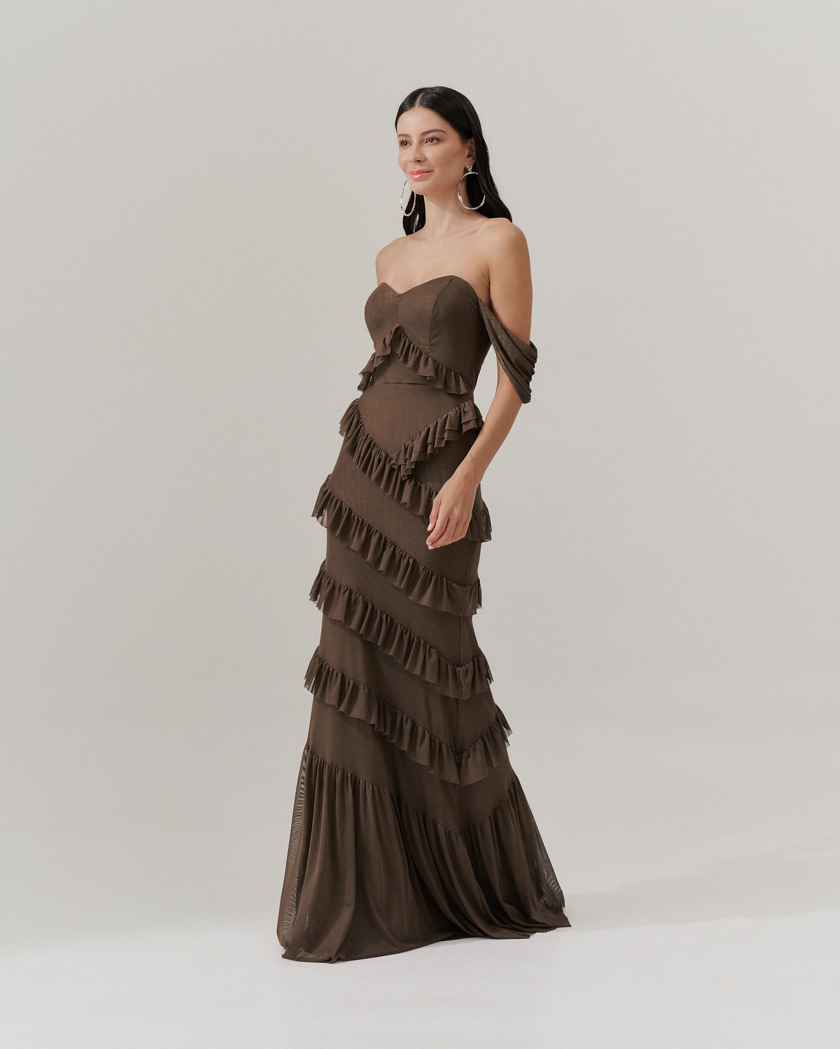 Vestido Longo Decote Coração com Recortes de Babado - Mendoza Mocha | Marrom