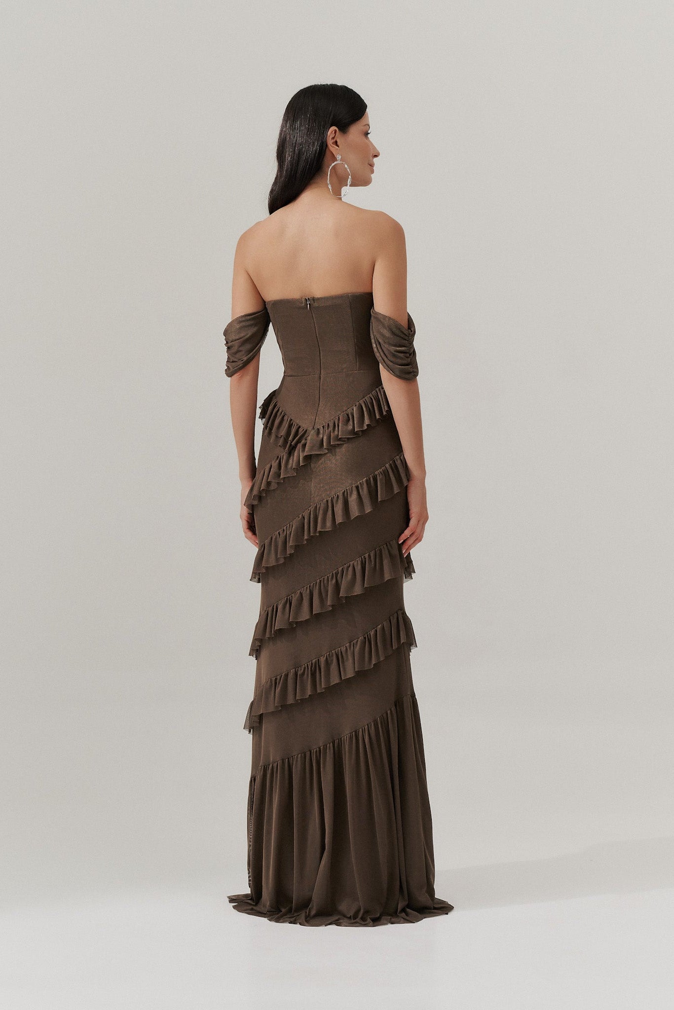Vestido Longo Decote Coração com Recortes de Babado - Mendoza Mocha | Marrom