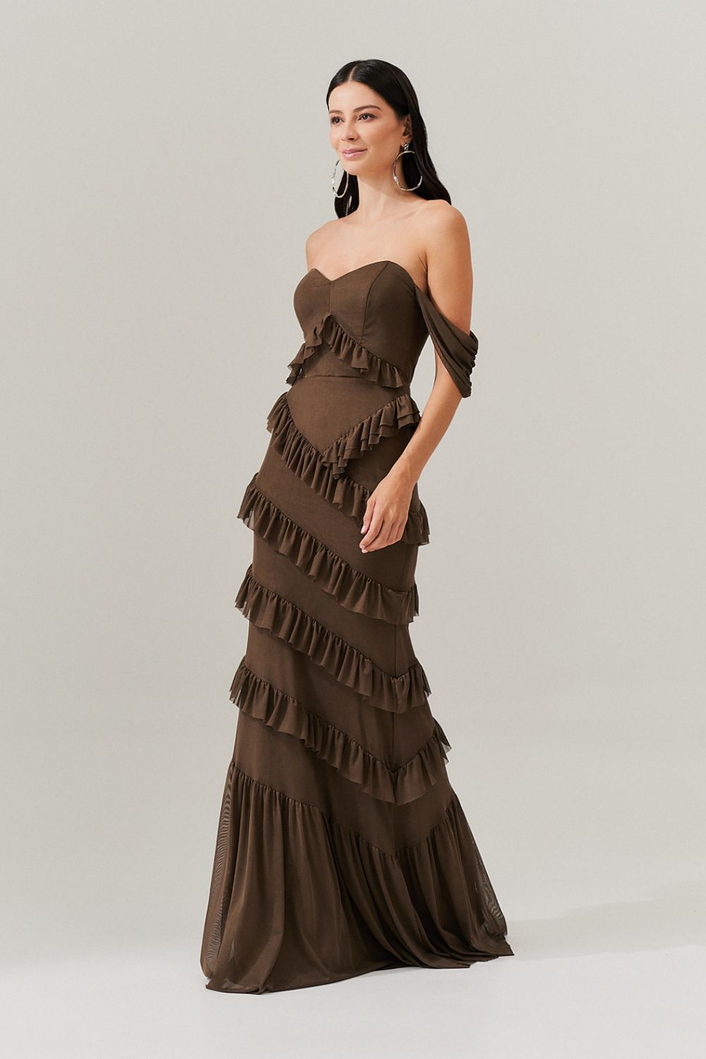 Vestido Longo Decote Coração com Recortes de Babado - Mendoza Mocha | Marrom