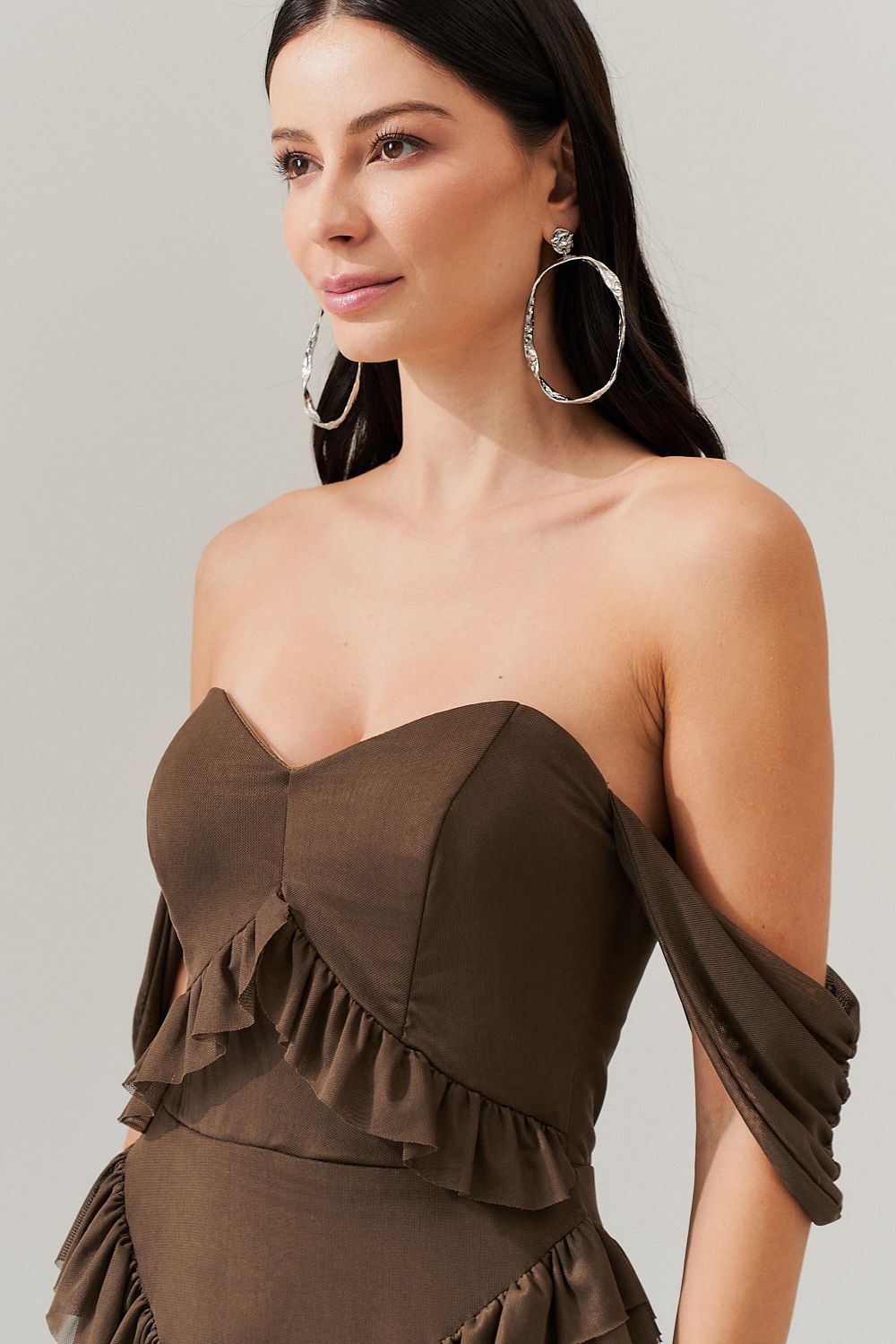 Vestido Longo Decote Coração com Recortes de Babado - Mendoza Mocha | Marrom
