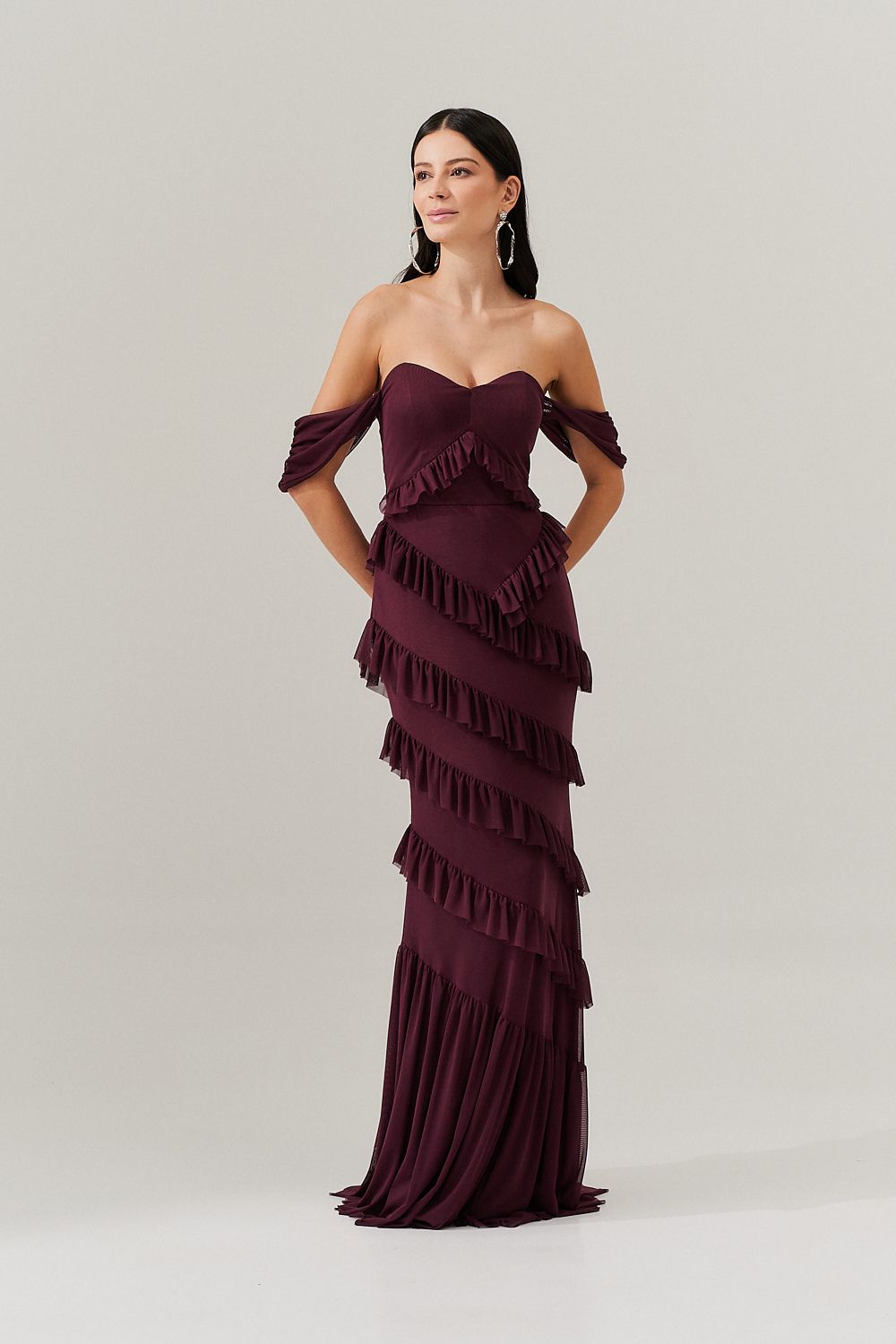 Vestido Longo Decote Coração com Recortes de Babado - Mendoza Marsala Escuro