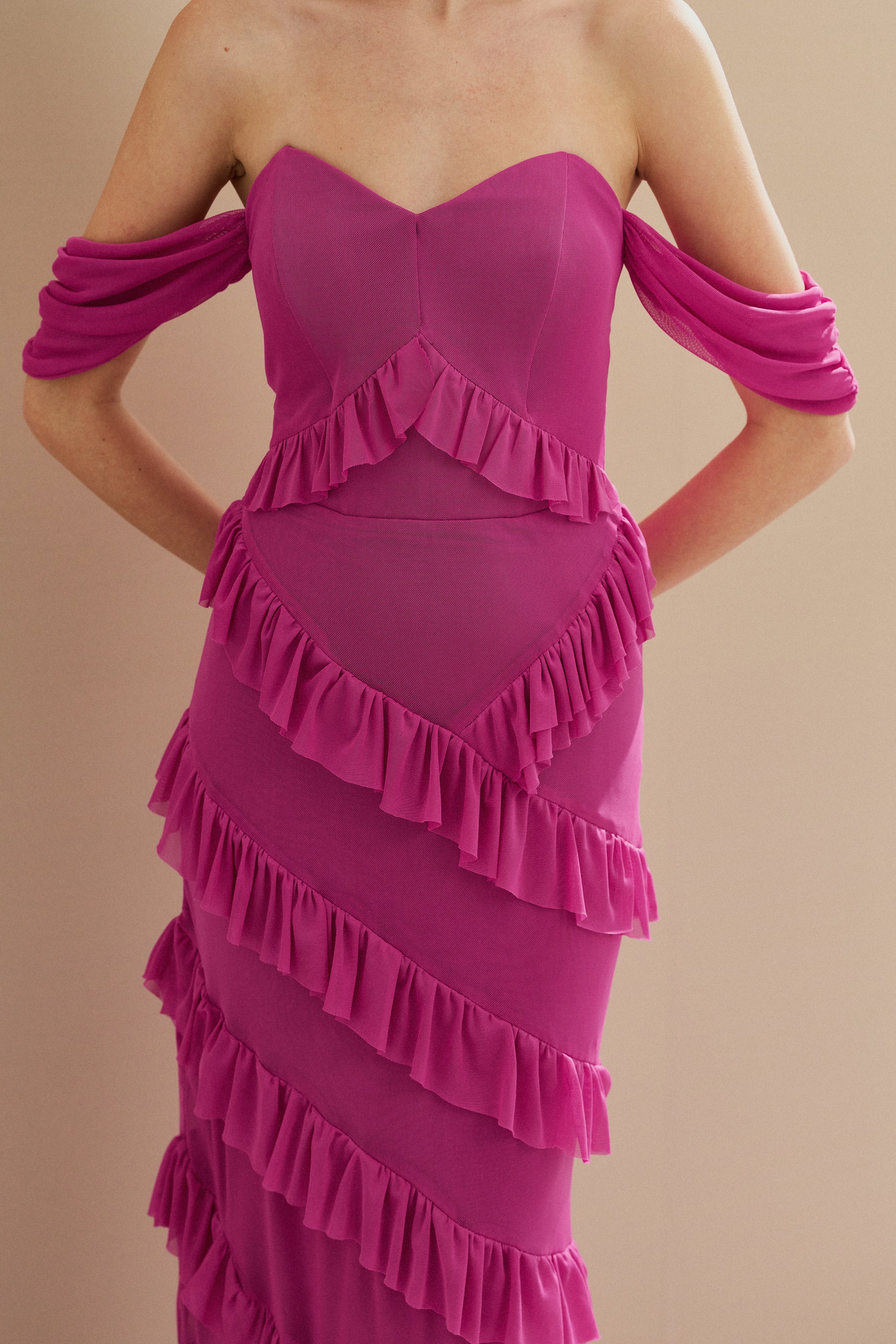Vestido Longo em Tule com Decote Coração e Recortes de Babado - Mendoza Rosa Pink