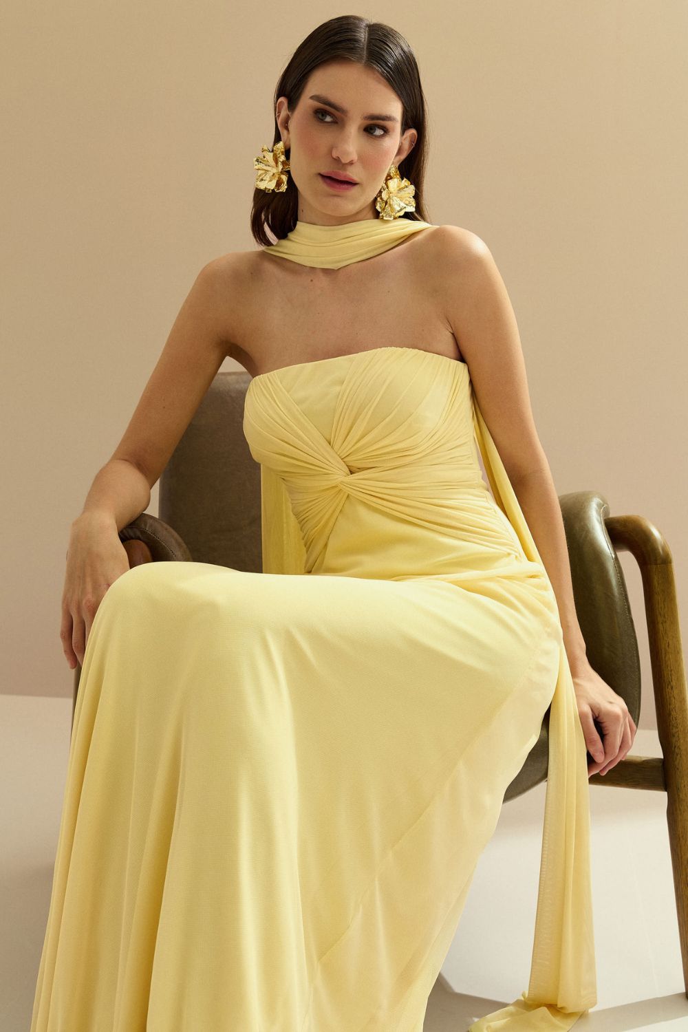 Vestido Longo Decote Reto com Torção e Echarpe - Fiora Amarelo