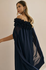 Vestido Longo em Chiffon Ombro a Ombro com Babados Plissados e Capa Fluida - Porto Rico Azul Marinho