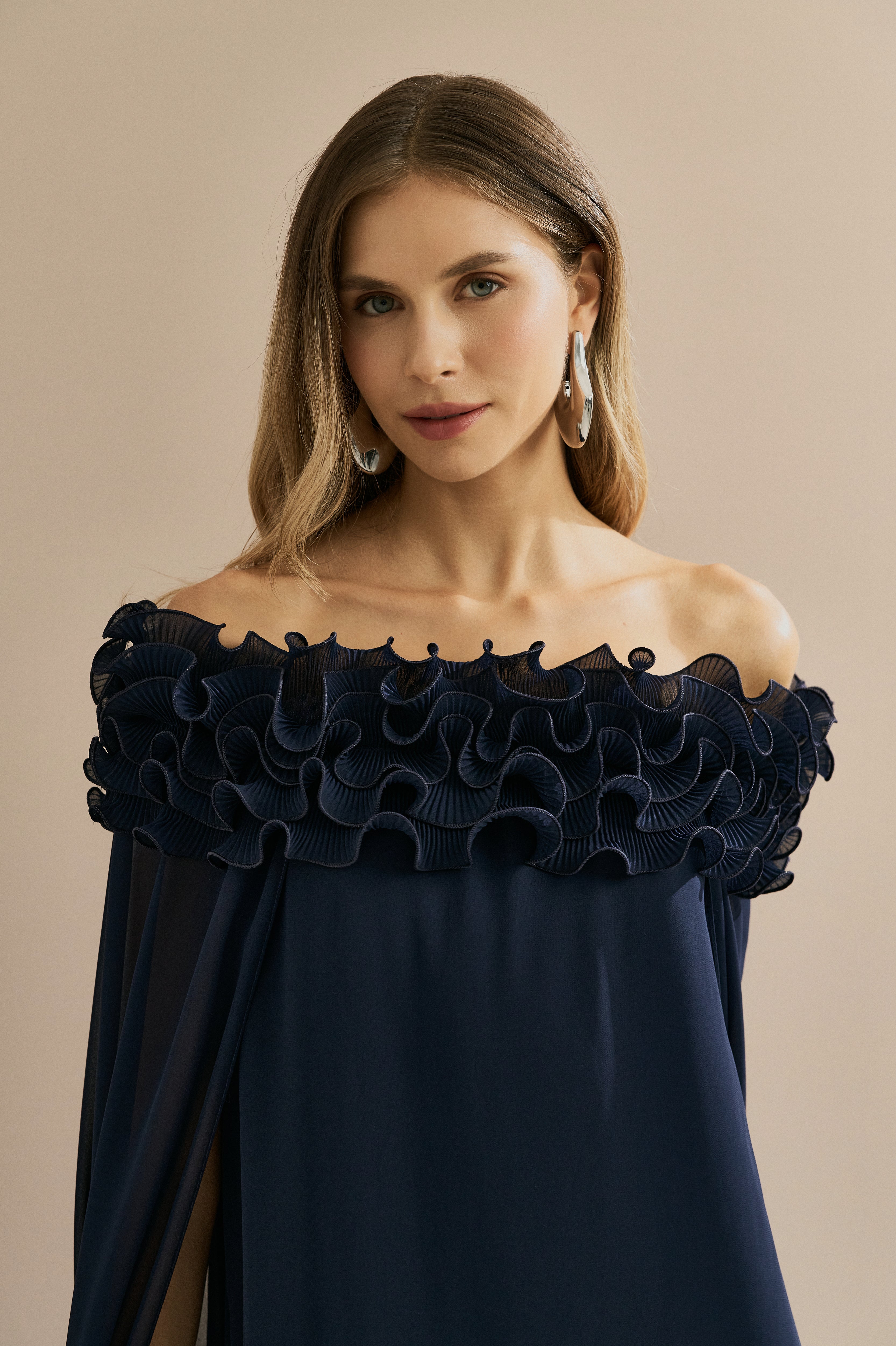 Vestido Longo em Chiffon Ombro a Ombro com Babados Plissados e Capa Fluida - Porto Rico Azul Marinho