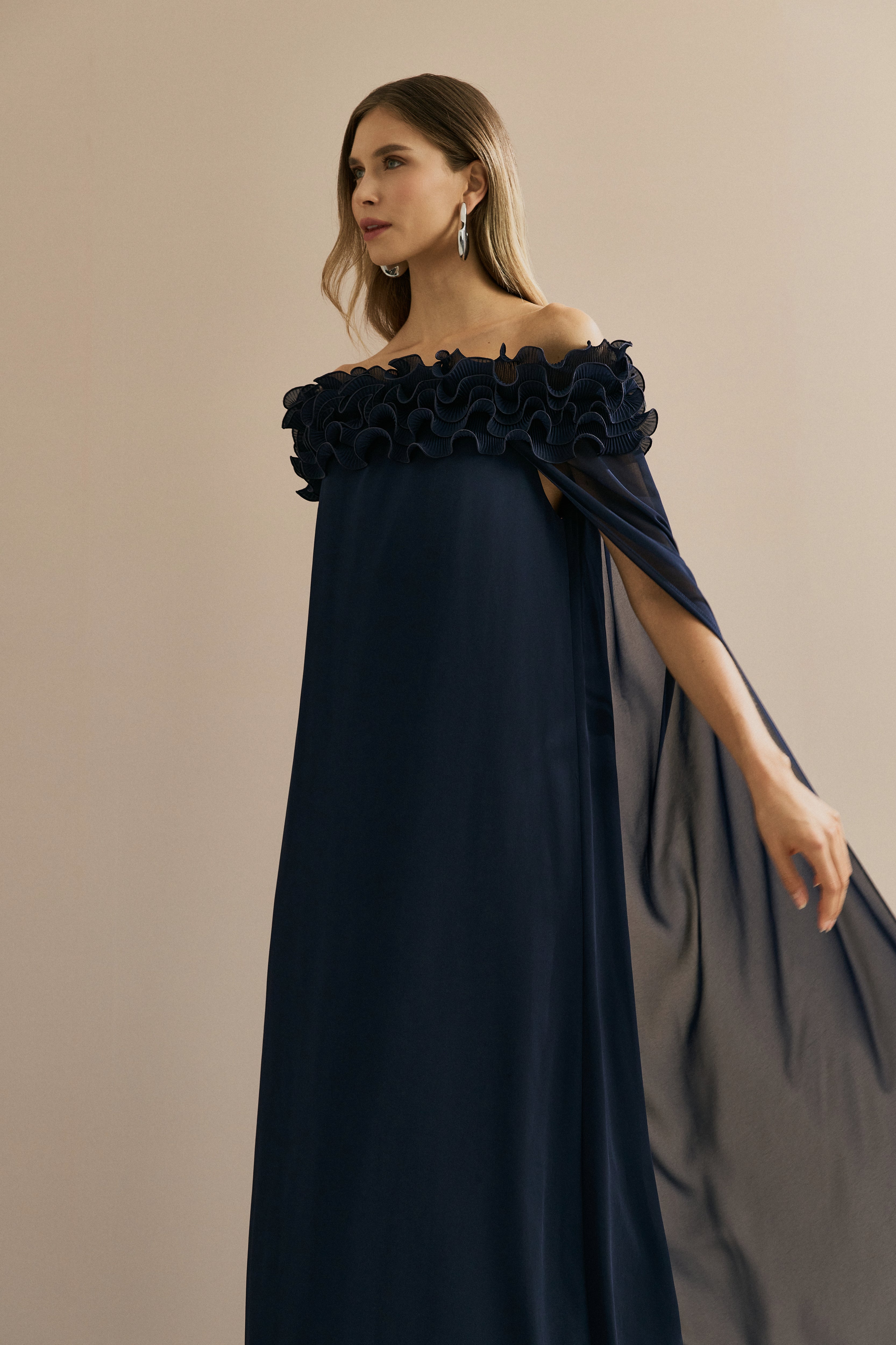 vestido_longo_em-chiffon_decote_ombro_a_ombro_com_capa_porto_rico_azul_marinho3.jpg