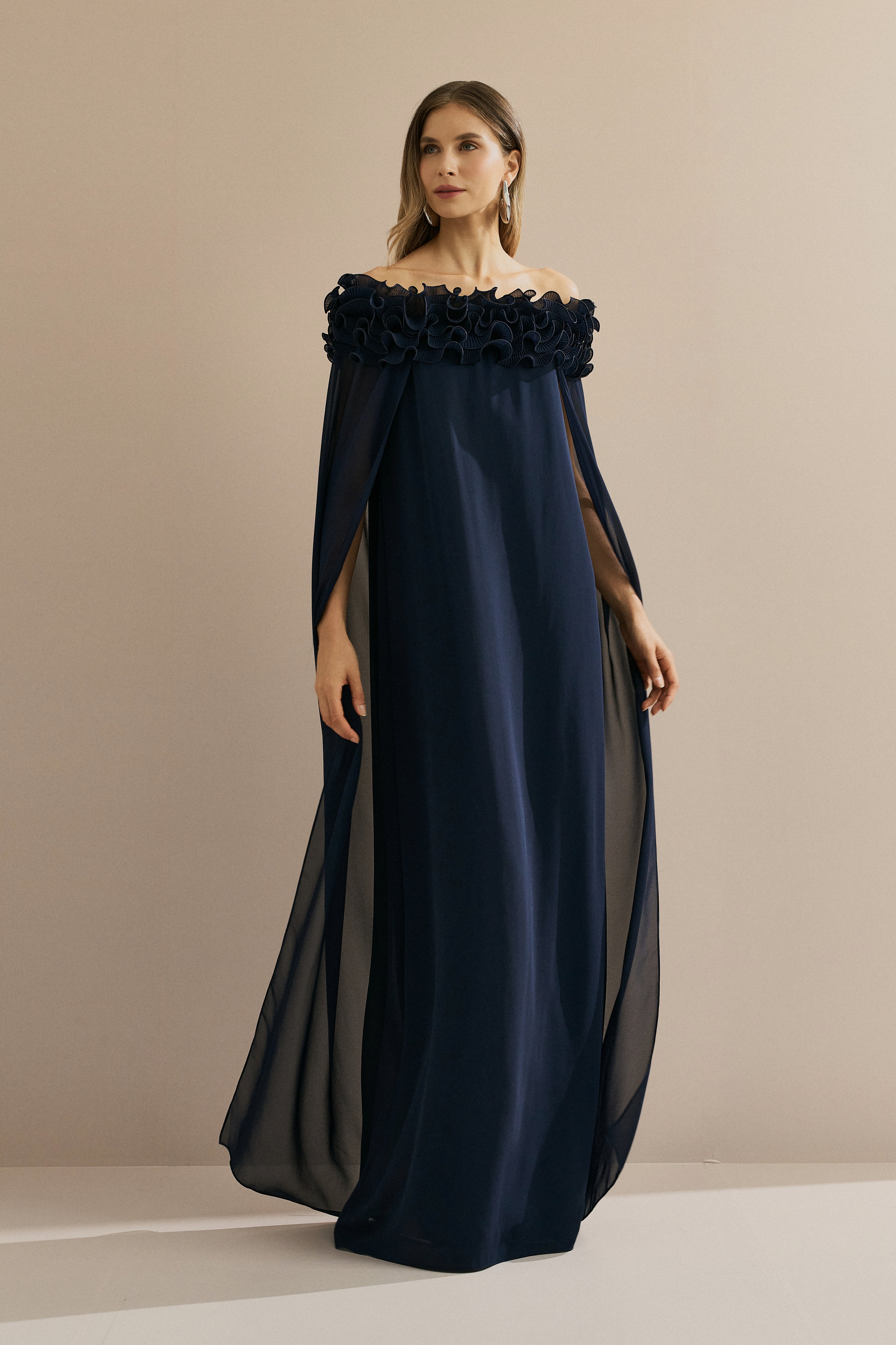 Vestido Longo em Chiffon Ombro a Ombro com Babados Plissados e Capa Fluida - Porto Rico Azul Marinho