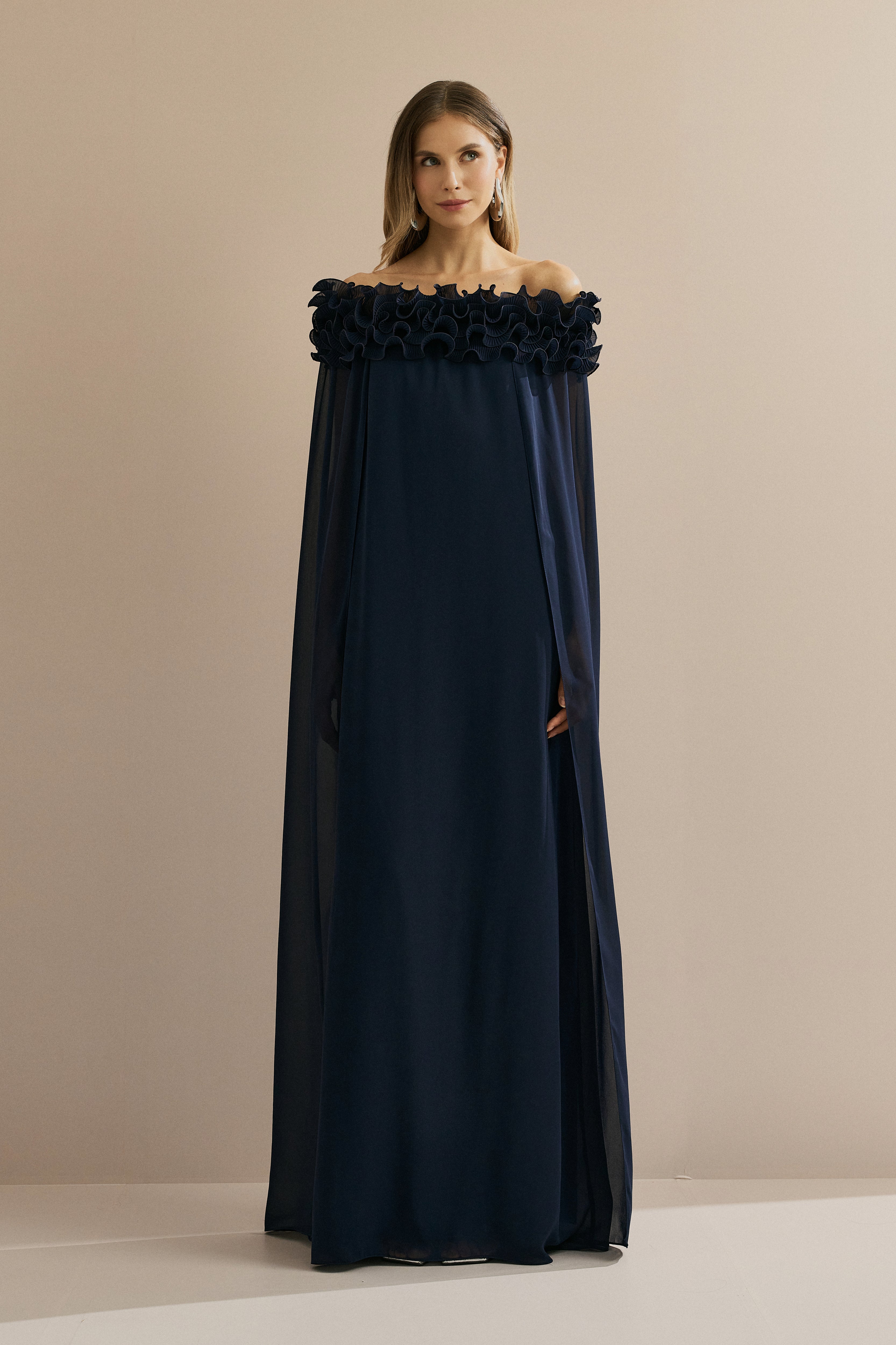 Vestido Longo em Chiffon Ombro a Ombro com Babados Plissados e Capa Fluida - Porto Rico Azul Marinho