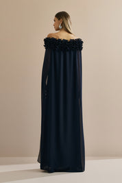 Vestido Longo em Chiffon Ombro a Ombro com Babados Plissados e Capa Fluida - Porto Rico Azul Marinho