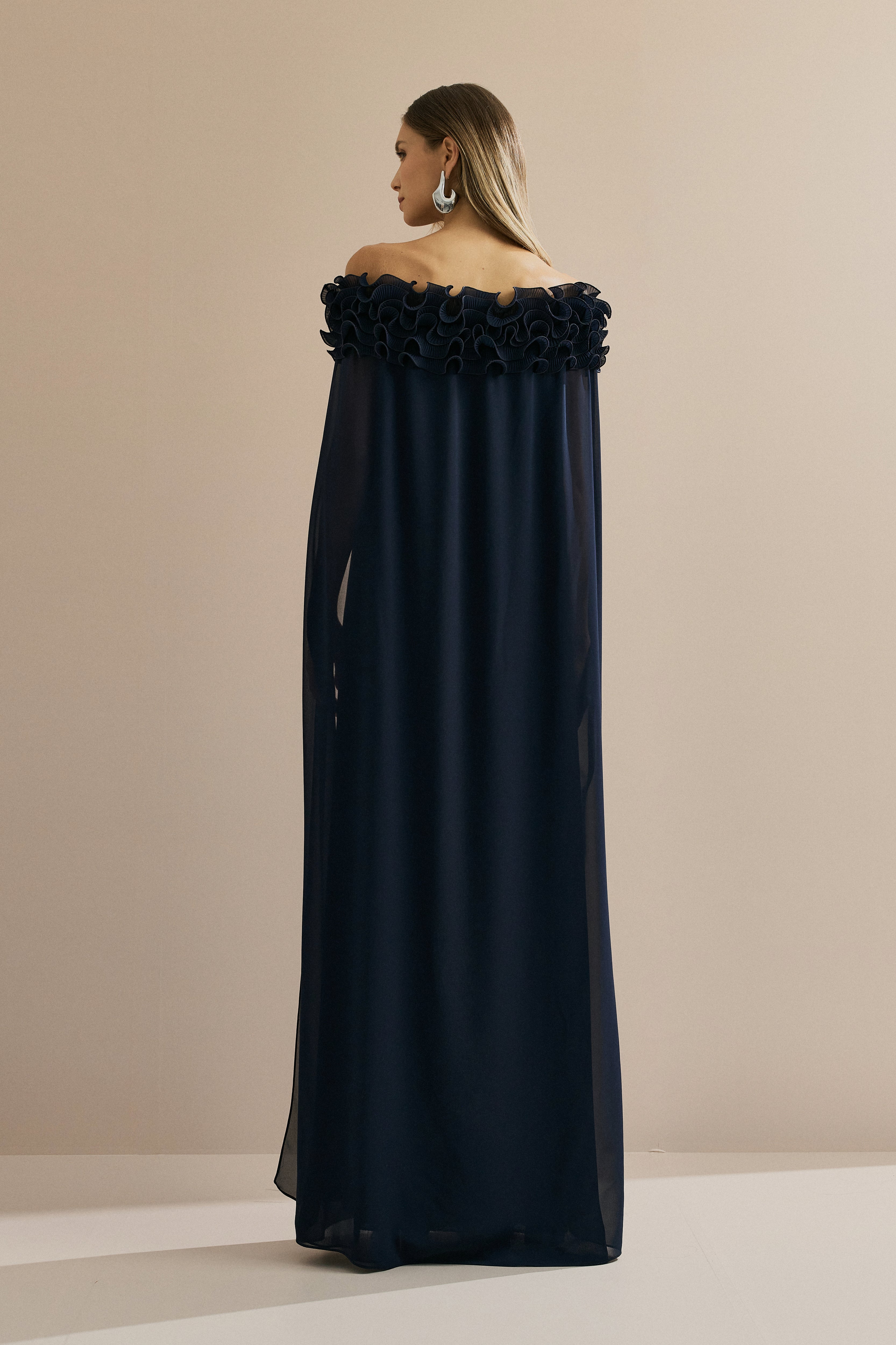 Vestido Longo em Chiffon Ombro a Ombro com Babados Plissados e Capa Fluida - Porto Rico Azul Marinho