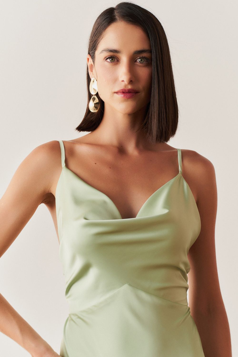 Vestido Longo em Cetim com Decote Degagê com Alças Finas e Amarração nas Costas - Líbano Menta