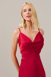 Vestido Longo em Cetim com Decote Degagê com Alças Finas e Amarração nas Costas - Líbano Vermelho