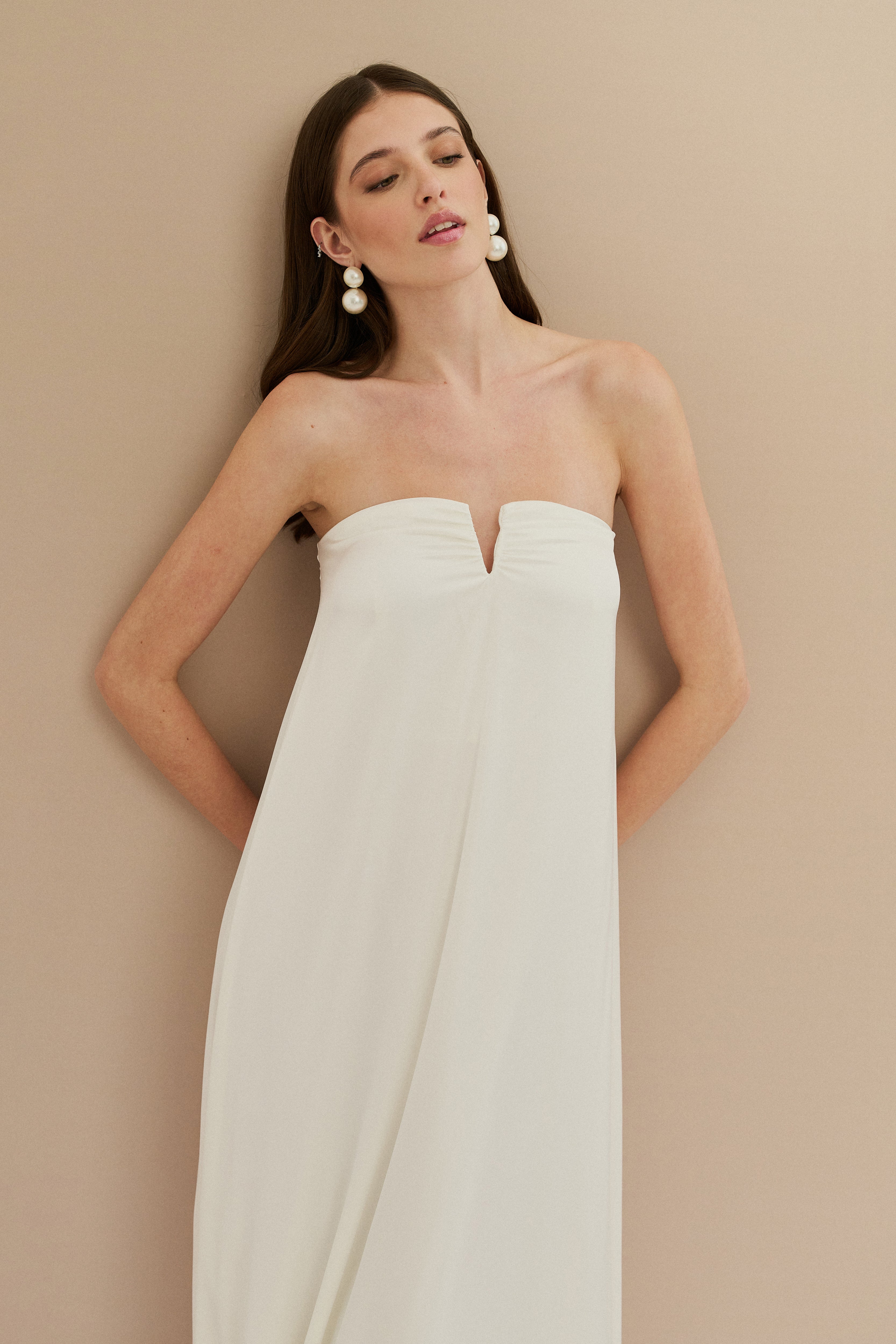 vestido_longo_em_cetim_sem_alcas_com_decote_em_v_sao_paulo_off_white2.jpg