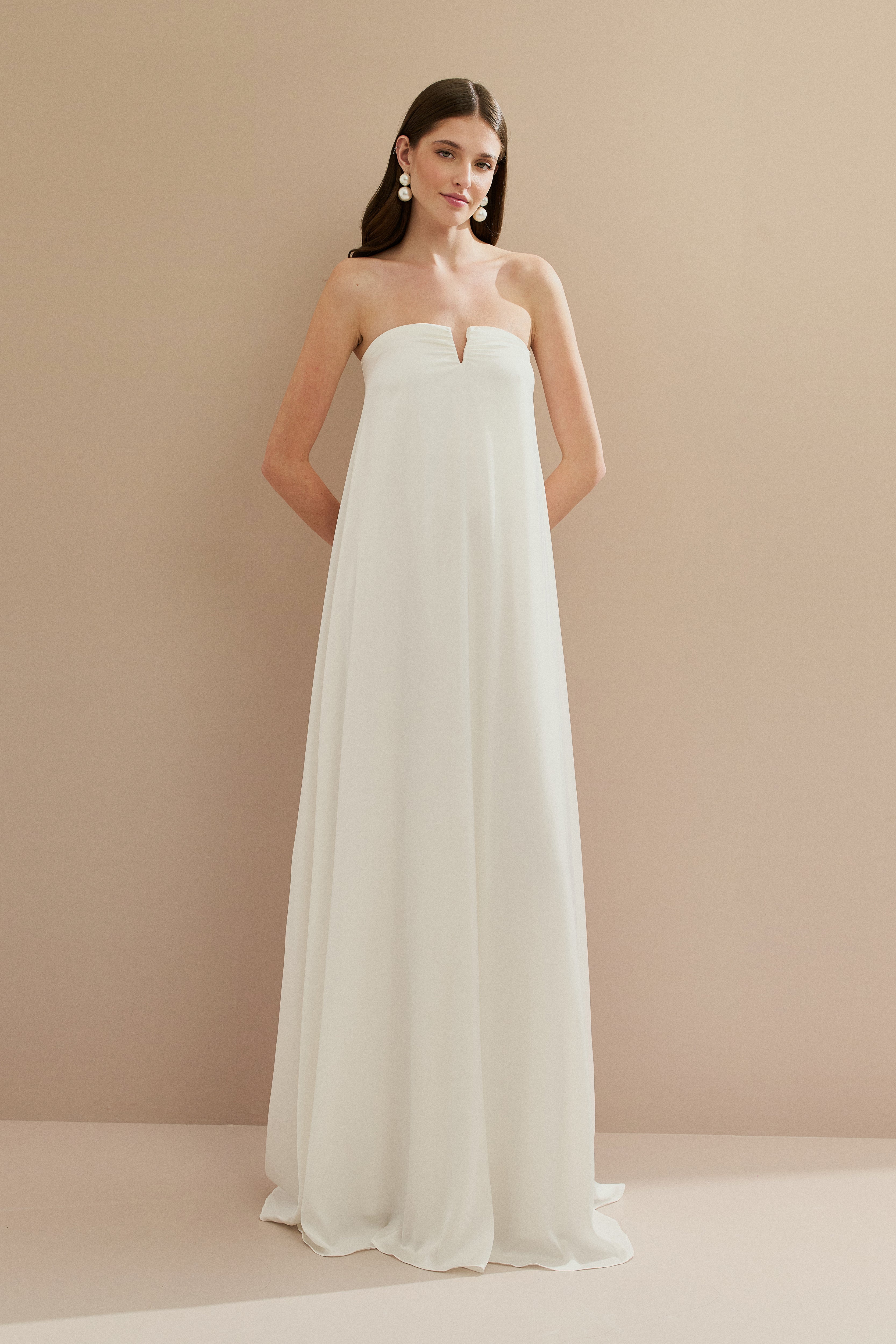 vestido_longo_em_cetim_sem_alcas_com_decote_em_v_sao_paulo_off_white5.jpg