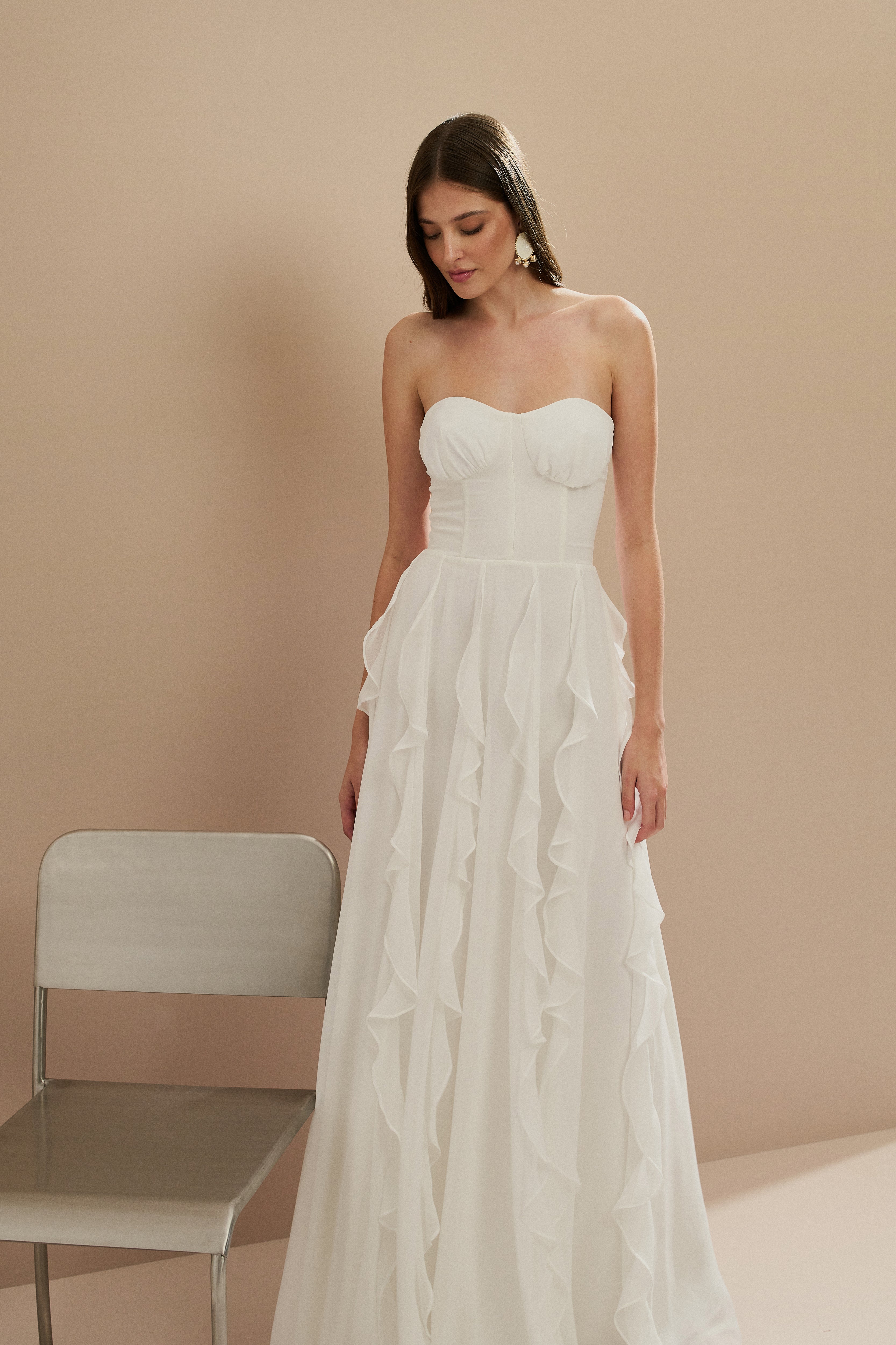 Vestido Longo em Chiffon com Busto Demarcado, Babados na Saia e Alça Removivel - Luma Off White