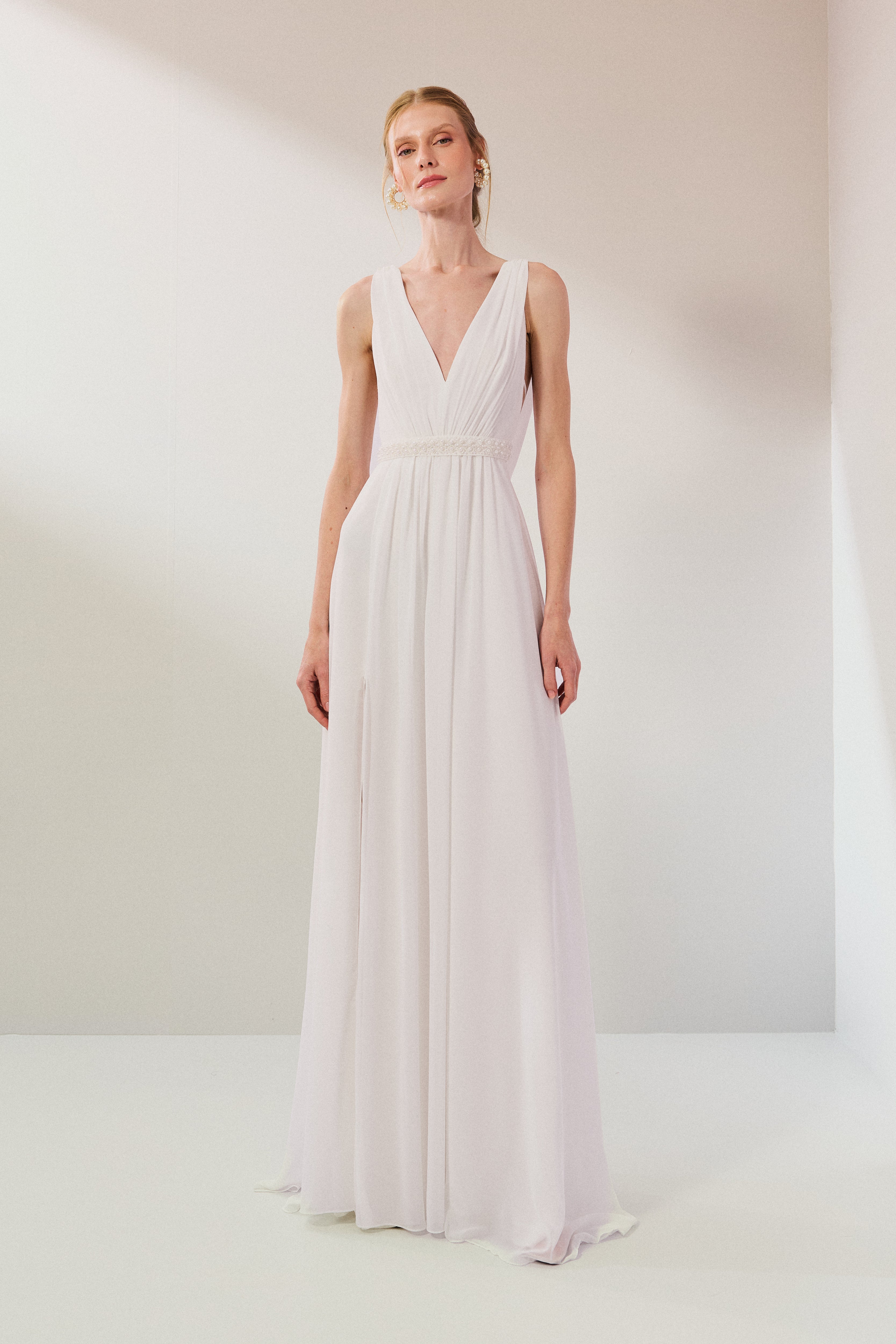 vestido_longo_em_chiffon_com_decote_em_v_cinto_bordado_e_fenda_elis_off_white1_d50551a0-02fb-40d8-981b-0e4f1c81ccb1.jpg