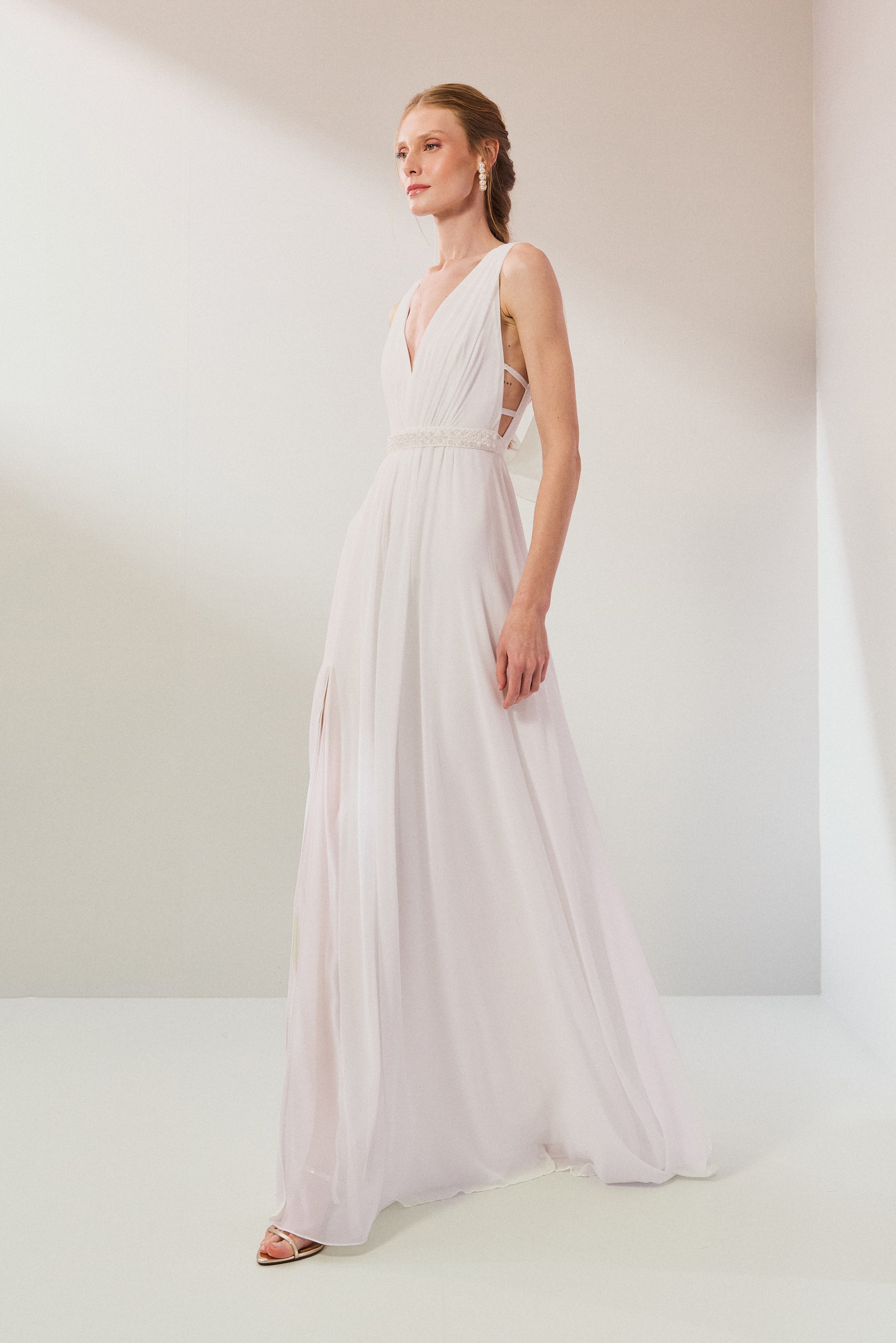 Vestido Longo em Chiffon com Decote em V, Cinto Bordado e Fenda - Elis Off White