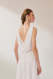 Vestido Longo em Chiffon com Decote em V, Cinto Bordado e Fenda - Elis Off White