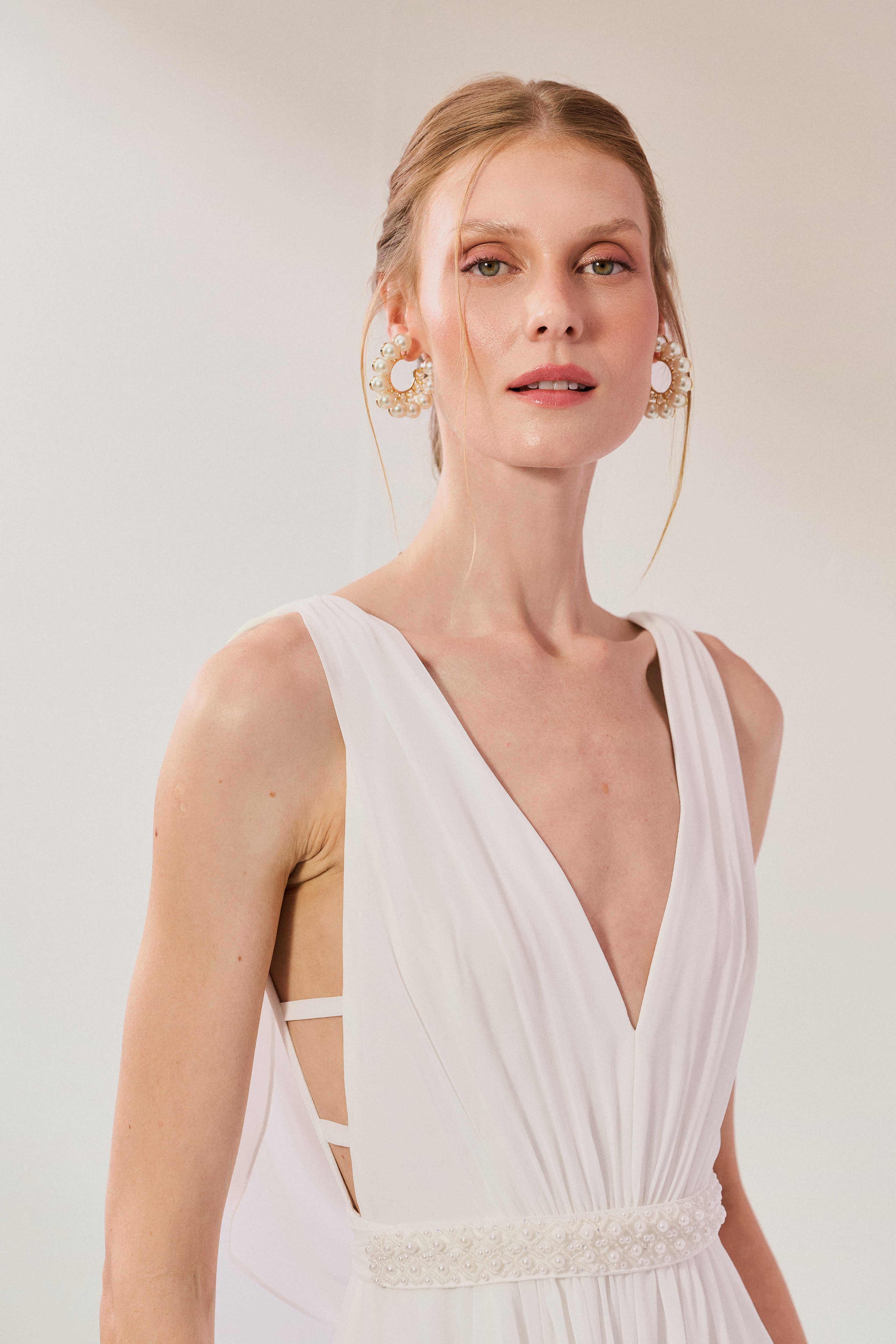 vestido_longo_em_chiffon_com_decote_em_v_cinto_bordado_e_fenda_elis_off_white5_81e3ac4a-cd1b-4165-bf1c-e6f2d2f5af3a.jpg